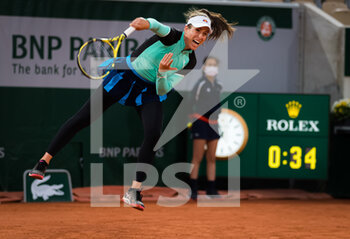 2020-09-27 - Johanna Konta of Great Britain in action against Cori Gauff of the United States during the first round at the Roland Garros 2020, Grand Slam tennis tournament, on September 27, 2020 at Roland Garros stadium in Paris, France - Photo Rob Prange / Spain DPPI / DPPI - ROLAND GARROS 2020, GRAND SLAM TENNIS TOURNAMENT - INTERNATIONALS - TENNIS