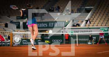 2020-09-28 - Oceane Dodin of France in action during the first round at the Roland Garros 2020, Grand Slam tennis tournament, on September 28, 2020 at Roland Garros stadium in Paris, France - Photo Rob Prange / Spain DPPI / DPPI - ROLAND GARROS 2020, GRAND SLAM TOURNAMENT - INTERNATIONALS - TENNIS