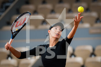 2020-09-28 - Oceane Dodin of France in action during the first round at the Roland Garros 2020, Grand Slam tennis tournament, on September 28, 2020 at Roland Garros stadium in Paris, France - Photo Rob Prange / Spain DPPI / DPPI - ROLAND GARROS 2020, GRAND SLAM TOURNAMENT - INTERNATIONALS - TENNIS