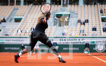 2020-09-28 - Serena Williams of the United States in action aganist Cristie Ahn of the United States during the first round at the Roland Garros 2020, Grand Slam tennis tournament, on September 28, 2020 at Roland Garros stadium in Paris, France - Photo Rob Prange / Spain DPPI / DPPI - ROLAND GARROS 2020, GRAND SLAM TOURNAMENT - INTERNATIONALS - TENNIS