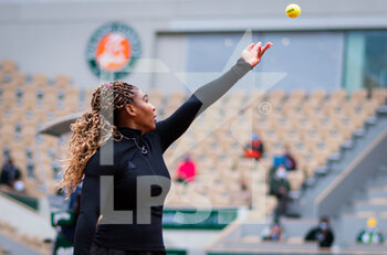 2020-09-28 - Serena Williams of the United States in action aganist Cristie Ahn of the United States during the first round at the Roland Garros 2020, Grand Slam tennis tournament, on September 28, 2020 at Roland Garros stadium in Paris, France - Photo Rob Prange / Spain DPPI / DPPI - ROLAND GARROS 2020, GRAND SLAM TOURNAMENT - INTERNATIONALS - TENNIS