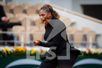 2020-09-28 - Serena Williams of the United States in action against Kristie Ahn of the United States during the first round at the Roland Garros 2020, Grand Slam tennis tournament, on September 28, 2020 at Roland Garros stadium in Paris, France - Photo Rob Prange / Spain DPPI / DPPI - ROLAND GARROS 2020, GRAND SLAM TOURNAMENT - INTERNATIONALS - TENNIS
