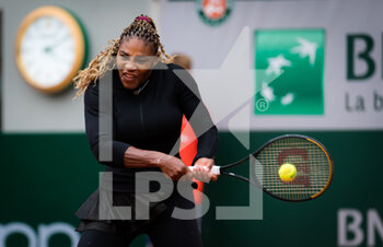 2020-09-28 - Serena Williams of the United States in action against Kristie Ahn of the United States during the first round at the Roland Garros 2020, Grand Slam tennis tournament, on September 28, 2020 at Roland Garros stadium in Paris, France - Photo Rob Prange / Spain DPPI / DPPI - ROLAND GARROS 2020, GRAND SLAM TOURNAMENT - INTERNATIONALS - TENNIS