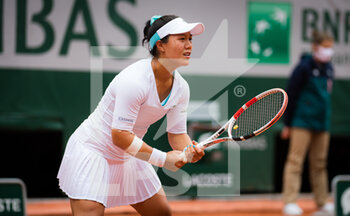 2020-09-28 - Kristie Ahn of the United States in action against Serena Williams of the United States during the first round at the Roland Garros 2020, Grand Slam tennis tournament, on September 28, 2020 at Roland Garros stadium in Paris, France - Photo Rob Prange / Spain DPPI / DPPI - ROLAND GARROS 2020, GRAND SLAM TOURNAMENT - INTERNATIONALS - TENNIS