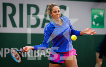 2020-09-28 - Madison Keys of the United States in action against Shuai Zhang of China during the first round at the Roland Garros 2020, Grand Slam tennis tournament, on September 28, 2020 at Roland Garros stadium in Paris, France - Photo Rob Prange / Spain DPPI / DPPI - ROLAND GARROS 2020, GRAND SLAM TOURNAMENT - INTERNATIONALS - TENNIS