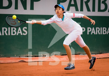 2020-09-28 - Shuai Zhang of China in action against Madison Keys of the United States during the first round at the Roland Garros 2020, Grand Slam tennis tournament, on September 28, 2020 at Roland Garros stadium in Paris, France - Photo Rob Prange / Spain DPPI / DPPI - ROLAND GARROS 2020, GRAND SLAM TOURNAMENT - INTERNATIONALS - TENNIS