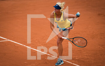 2020-09-29 - Clara Tauson of Denmark in action against Jennifer Brady of the United States during the first round at the Roland Garros 2020, Grand Slam tennis tournament, on September 29, 2020 at Roland Garros stadium in Paris, France - Photo Rob Prange / Spain DPPI / DPPI - ROLAND GARROS 2020, GRAND SLAM TOURNAMENT - INTERNATIONALS - TENNIS