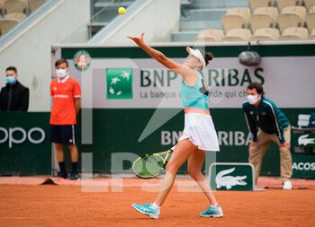 2020-09-29 - Jennifer Brady of the United States in action against Clara Tauson of Denmark during the first round at the Roland Garros 2020, Grand Slam tennis tournament, on September 29, 2020 at Roland Garros stadium in Paris, France - Photo Rob Prange / Spain DPPI / DPPI - ROLAND GARROS 2020, GRAND SLAM TOURNAMENT - INTERNATIONALS - TENNIS