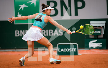 2020-09-29 - Jennifer Brady of the United States in action against Clara Tauson of Denmark during the first round at the Roland Garros 2020, Grand Slam tennis tournament, on September 29, 2020 at Roland Garros stadium in Paris, France - Photo Rob Prange / Spain DPPI / DPPI - ROLAND GARROS 2020, GRAND SLAM TOURNAMENT - INTERNATIONALS - TENNIS
