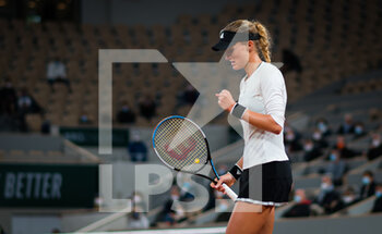 2020-09-29 - Kristina Mladenovic of France in action during the first round at the Roland Garros 2020, Grand Slam tennis tournament, on September 29, 2020 at Roland Garros stadium in Paris, France - Photo Rob Prange / Spain DPPI / DPPI - ROLAND GARROS 2020, GRAND SLAM TOURNAMENT - INTERNATIONALS - TENNIS