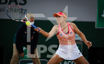 2020-09-29 - Sofia Kenin of the United States in action during the first round at the Roland Garros 2020, Grand Slam tennis tournament, on September 29, 2020 at Roland Garros stadium in Paris, France - Photo Rob Prange / Spain DPPI / DPPI - ROLAND GARROS 2020, GRAND SLAM TOURNAMENT - INTERNATIONALS - TENNIS