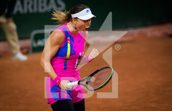 2020-09-29 - Paula Badosa of Spain in action during the first round at the Roland Garros 2020, Grand Slam tennis tournament, on September 29, 2020 at Roland Garros stadium in Paris, France - Photo Rob Prange / Spain DPPI / DPPI - ROLAND GARROS 2020, GRAND SLAM TOURNAMENT - INTERNATIONALS - TENNIS
