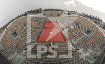 2020-09-30 - Wilde view of Suzanne Langlen clay stadium with the roof of Philippe Chatrier cay stadium on the right during the Roland Garros 2020, Grand Slam tennis tournament, on September 30, 2020 at Roland Garros stadium in Paris, France - Photo Stephane Allaman / DPPI - ROLAND GARROS 2020, GRAND SLAM TOURNAMENT - INTERNATIONALS - TENNIS