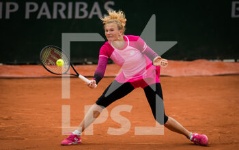 2020-09-30 - Katerina Siniakova of the Czech Republic in action during the second round at the Roland Garros 2020, Grand Slam tennis tournament, on September 30, 2020 at Roland Garros stadium in Paris, France - Photo Rob Prange / Spain DPPI / DPPI - ROLAND GARROS 2020, GRAND SLAM TOURNAMENT - INTERNATIONALS - TENNIS