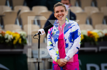 2020-09-30 - Simona Halep of Romania after her victory against Irina-Camelia Begu of Romania during the second round at the Roland Garros 2020, Grand Slam tennis tournament, on September 30, 2020 at Roland Garros stadium in Paris, France - Photo Rob Prange / Spain DPPI / DPPI - ROLAND GARROS 2020, GRAND SLAM TOURNAMENT - INTERNATIONALS - TENNIS