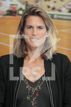 2020-10-01 - Amelie Mauresmo (tennis consultant for France Television Group), live on the set of the TV program during the Roland Garros 2020, Grand Slam tennis tournament, on October 2, 2020 at Roland Garros stadium in Paris, France - Photo Stephane Allaman / DPPI - ROLAND GARROS 2020, GRAND SLAM TOURNAMENT - INTERNATIONALS - TENNIS