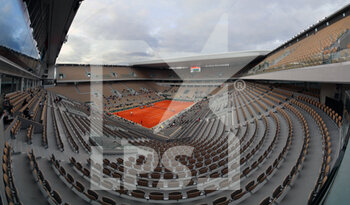 2020-10-01 - Philippe CHATRIER stadium illustration pictured with wide view with it new roof top open at the evening during the Roland Garros 2020, Grand Slam tennis tournament, on October 2, 2020 at Roland Garros stadium in Paris, France - Photo Stephane Allaman / DPPI - ROLAND GARROS 2020, GRAND SLAM TOURNAMENT - INTERNATIONALS - TENNIS