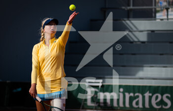 2020-10-01 - Clara Tauson of Denmark in action against Danielle Collins of the United States during the second round at the Roland Garros 2020, Grand Slam tennis tournament, on October 1, 2020 at Roland Garros stadium in Paris, France - Photo Rob Prange / Spain DPPI / DPPI - ROLAND GARROS 2020, GRAND SLAM TOURNAMENT - INTERNATIONALS - TENNIS
