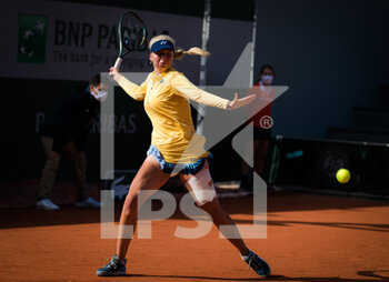 2020-10-01 - Clara Tauson of Denmark in action against Danielle Collins of the United States during the second round at the Roland Garros 2020, Grand Slam tennis tournament, on October 1, 2020 at Roland Garros stadium in Paris, France - Photo Rob Prange / Spain DPPI / DPPI - ROLAND GARROS 2020, GRAND SLAM TOURNAMENT - INTERNATIONALS - TENNIS