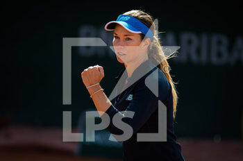 2020-10-01 - Danielle Collins of the United States in action against Clara Tauson of Denmark during the second round at the Roland Garros 2020, Grand Slam tennis tournament, on October 1, 2020 at Roland Garros stadium in Paris, France - Photo Rob Prange / Spain DPPI / DPPI - ROLAND GARROS 2020, GRAND SLAM TOURNAMENT - INTERNATIONALS - TENNIS
