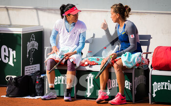 2020-10-01 - Su-Wei Hsieh of Chinese Taipeh and Barbora Strycova of the Czech Republic playing doubles at the Roland Garros 2020, Grand Slam tennis tournament, on October 1, 2020 at Roland Garros stadium in Paris, France - Photo Rob Prange / Spain DPPI / DPPI - ROLAND GARROS 2020, GRAND SLAM TOURNAMENT - INTERNATIONALS - TENNIS