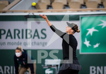 2020-10-01 - Ana Bogdan of Romania in action against Sofia Kenin of the United States during the second round at the Roland Garros 2020, Grand Slam tennis tournament, on October 1, 2020 at Roland Garros stadium in Paris, France - Photo Rob Prange / Spain DPPI / DPPI - ROLAND GARROS 2020, GRAND SLAM TOURNAMENT - INTERNATIONALS - TENNIS