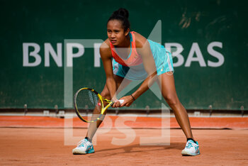 2020-10-01 - Leylah Fernandez of Canada in action against Polona Hercog of Slovenia during the second round at the Roland Garros 2020, Grand Slam tennis tournament, on October 1, 2020 at Roland Garros stadium in Paris, France - Photo Rob Prange / Spain DPPI / DPPI - ROLAND GARROS 2020, GRAND SLAM TOURNAMENT - INTERNATIONALS - TENNIS