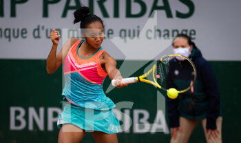 2020-10-01 - Leylah Fernandez of Canada in action against Polona Hercog of Slovenia during the second round at the Roland Garros 2020, Grand Slam tennis tournament, on October 1, 2020 at Roland Garros stadium in Paris, France - Photo Rob Prange / Spain DPPI / DPPI - ROLAND GARROS 2020, GRAND SLAM TOURNAMENT - INTERNATIONALS - TENNIS