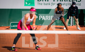 2020-10-01 - Catherine McNally and Cori Gauff of the United States playing doubles at the Roland Garros 2020, Grand Slam tennis tournament, on October 1, 2020 at Roland Garros stadium in Paris, France - Photo Rob Prange / Spain DPPI / DPPI - ROLAND GARROS 2020, GRAND SLAM TOURNAMENT - INTERNATIONALS - TENNIS