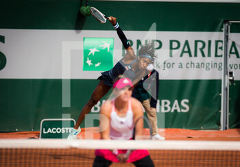 2020-10-01 - Catherine McNally and Cori Gauff of the United States playing doubles at the Roland Garros 2020, Grand Slam tennis tournament, on October 1, 2020 at Roland Garros stadium in Paris, France - Photo Rob Prange / Spain DPPI / DPPI - ROLAND GARROS 2020, GRAND SLAM TOURNAMENT - INTERNATIONALS - TENNIS
