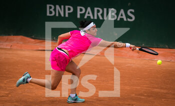 2020-10-01 - Ons Jabeur of Tunisia in action against Nao Hibino of Japan during the second round at the Roland Garros 2020, Grand Slam tennis tournament, on October 1, 2020 at Roland Garros stadium in Paris, France - Photo Rob Prange / Spain DPPI / DPPI - ROLAND GARROS 2020, GRAND SLAM TOURNAMENT - INTERNATIONALS - TENNIS