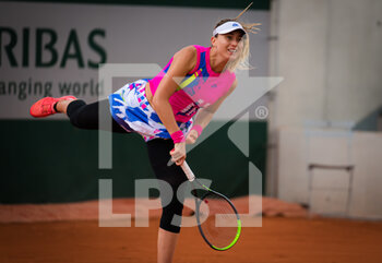 2020-10-01 - Paula Badosa of Spain in action against Sloane Stephens of the United States during the second round at the Roland Garros 2020, Grand Slam tennis tournament, on October 1, 2020 at Roland Garros stadium in Paris, France - Photo Rob Prange / Spain DPPI / DPPI - ROLAND GARROS 2020, GRAND SLAM TOURNAMENT - INTERNATIONALS - TENNIS