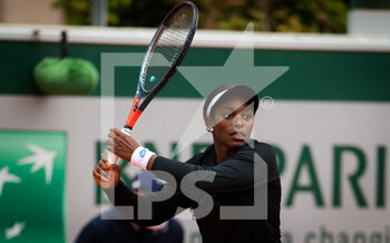 2020-10-01 - Sloane Stephens of the United States in action against Paula Badosa of Spain during the second round at the Roland Garros 2020, Grand Slam tennis tournament, on October 1, 2020 at Roland Garros stadium in Paris, France - Photo Rob Prange / Spain DPPI / DPPI - ROLAND GARROS 2020, GRAND SLAM TOURNAMENT - INTERNATIONALS - TENNIS