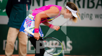 2020-10-01 - Paula Badosa of Spain in action against Sloane Stephens of the United States during the second round at the Roland Garros 2020, Grand Slam tennis tournament, on October 1, 2020 at Roland Garros stadium in Paris, France - Photo Rob Prange / Spain DPPI / DPPI - ROLAND GARROS 2020, GRAND SLAM TOURNAMENT - INTERNATIONALS - TENNIS