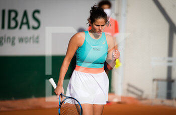 2020-10-01 - Julia Goerges of Gemany in action against Laura Siegemund of Germany during the second round at the Roland Garros 2020, Grand Slam tennis tournament, on October 1, 2020 at Roland Garros stadium in Paris, France - Photo Rob Prange / Spain DPPI / DPPI - ROLAND GARROS 2020, GRAND SLAM TOURNAMENT - INTERNATIONALS - TENNIS