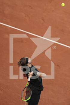2020-10-01 - Stefano's TSITSIPAS (GRE) celebrated his victory during the Roland Garros 2020, Grand Slam tennis tournament, on October 1 st, 2020 at Roland Garros stadium in Paris, France - Photo Stephane Allaman / DPPI - ROLAND GARROS 2020, GRAND SLAM TOURNAMENT - INTERNATIONALS - TENNIS