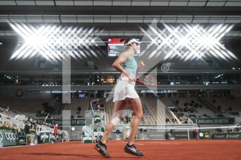2020-10-02 - Caroline Garcia (FRA) during the Roland Garros 2020, Grand Slam tennis tournament, on October 2, 2020 at Roland Garros stadium in Paris, France - Photo Stephane Allaman / DPPI - ROLAND GARROS 2020, GRAND SLAM TOURNAMENT - INTERNATIONALS - TENNIS