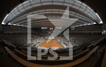 2020-10-02 - Illustration wide view of Philippe Chatrier stadium with the roof top closed during the Roland Garros 2020, Grand Slam tennis tournament, on October 2, 2020 at Roland Garros stadium in Paris, France - Photo Stephane Allaman / DPPI - ROLAND GARROS 2020, GRAND SLAM TOURNAMENT - INTERNATIONALS - TENNIS