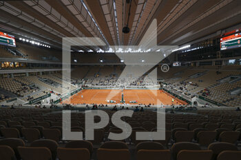 2020-10-02 - Illustration of Philippe Chatrier stadium with the roof top closed during the Roland Garros 2020, Grand Slam tennis tournament, on October 2, 2020 at Roland Garros stadium in Paris, France - Photo Stephane Allaman / DPPI - ROLAND GARROS 2020, GRAND SLAM TOURNAMENT - INTERNATIONALS - TENNIS