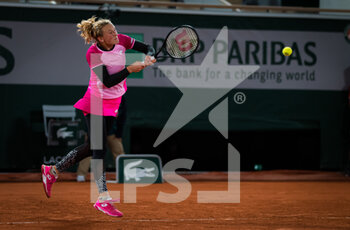 2020-10-02 - Katerina Siniakova of the Czech Republic in action against Kiki Bertens of the Netherlands during the third round at the Roland Garros 2020, Grand Slam tennis tournament, on October 2, 2020 at Roland Garros stadium in Paris, France - Photo Rob Prange / Spain DPPI / DPPI - ROLAND GARROS 2020, GRAND SLAM TOURNAMENT - INTERNATIONALS - TENNIS