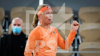 2020-10-02 - Kiki Bertens of the Netherlands in action against Katerina Siniakova of the Czech Republic during the third round at the Roland Garros 2020, Grand Slam tennis tournament, on October 2, 2020 at Roland Garros stadium in Paris, France - Photo Rob Prange / Spain DPPI / DPPI - ROLAND GARROS 2020, GRAND SLAM TOURNAMENT - INTERNATIONALS - TENNIS