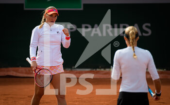 2020-10-03 - Kristina Mladenovic of France and Timea Babos of Hungary playing doubles at the Roland Garros 2020, Grand Slam tennis tournament, on October 3, 2020 at Roland Garros stadium in Paris, France - Photo Rob Prange / Spain DPPI / DPPI - ROLAND GARROS 2020, GRAND SLAM TOURNAMENT - INTERNATIONALS - TENNIS
