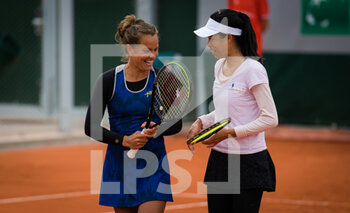2020-10-03 - Barbora Strycova of the Czech Republic and Su-Wei Hsieh of Chinese Taipeh playing doubles at the Roland Garros 2020, Grand Slam tennis tournament, on October 3, 2020 at Roland Garros stadium in Paris, France - Photo Rob Prange / Spain DPPI / DPPI - ROLAND GARROS 2020, GRAND SLAM TOURNAMENT - INTERNATIONALS - TENNIS