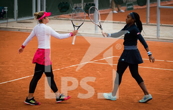 2020-10-03 - Cori Gauff and Catherine McNally of the United States playing doubles at the Roland Garros 2020, Grand Slam tennis tournament, on October 3, 2020 at Roland Garros stadium in Paris, France - Photo Rob Prange / Spain DPPI / DPPI - ROLAND GARROS 2020, GRAND SLAM TOURNAMENT - INTERNATIONALS - TENNIS