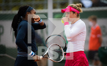 2020-10-03 - Cori Gauff and Catherine McNally of the United States playing doubles at the Roland Garros 2020, Grand Slam tennis tournament, on October 3, 2020 at Roland Garros stadium in Paris, France - Photo Rob Prange / Spain DPPI / DPPI - ROLAND GARROS 2020, GRAND SLAM TOURNAMENT - INTERNATIONALS - TENNIS