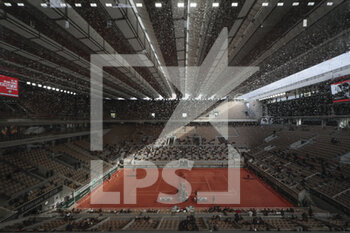 2020-10-04 - Ray of sunshine, raindrops illustration with wide view of roof top almost closed of Philippe Chatrier stadium during the Roland Garros 2020, Grand Slam tennis tournament, on October 4, 2020 at Roland Garros stadium in Paris, France - Photo Stephane Allaman / DPPI - ROLAND GARROS 2020, GRAND SLAM TOURNAMENT - INTERNATIONALS - TENNIS
