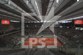 2020-10-04 - Raindrops illustration with wide view of roof top closed of Philippe Chatrier stadium during the Roland Garros 2020, Grand Slam tennis tournament, on October 4, 2020 at Roland Garros stadium in Paris, France - Photo Stephane Allaman / DPPI - ROLAND GARROS 2020, GRAND SLAM TOURNAMENT - INTERNATIONALS - TENNIS