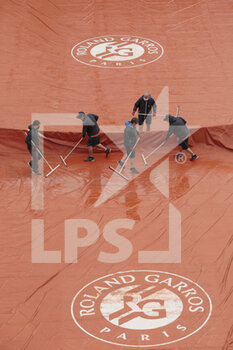 2020-10-05 - Clay gardeners of Suzanne Lenglen stadium are removed the water of the tarpaulin during the Roland Garros 2020, Grand Slam tennis tournament, on October 5, 2020 at Roland Garros stadium in Paris, France - Photo Stephane Allaman / DPPI - ROLAND GARROS 2020, GRAND SLAM TOURNAMENT - INTERNATIONALS - TENNIS