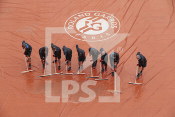 2020-10-05 - Clay gardeners of Suzanne Lenglen stadium are removed the water of the tarpaulin during the Roland Garros 2020, Grand Slam tennis tournament, on October 5, 2020 at Roland Garros stadium in Paris, France - Photo Stephane Allaman / DPPI - ROLAND GARROS 2020, GRAND SLAM TOURNAMENT - INTERNATIONALS - TENNIS
