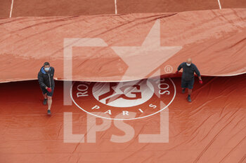 2020-10-05 - Clay gardeners of Suzanne Lenglen stadium removed the the tarpaulin during the Roland Garros 2020, Grand Slam tennis tournament, on October 5, 2020 at Roland Garros stadium in Paris, France - Photo Stephane Allaman / DPPI - ROLAND GARROS 2020, GRAND SLAM TOURNAMENT - INTERNATIONALS - TENNIS